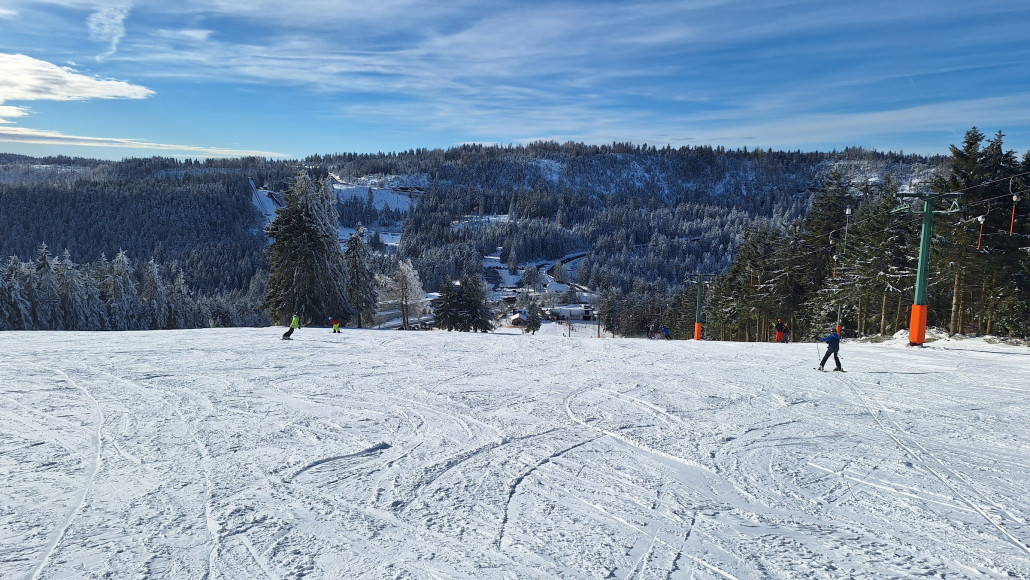 Die Piste von oben. Im Hintergrund: Nationalpark Zentrum und Ruhesteinschanze.