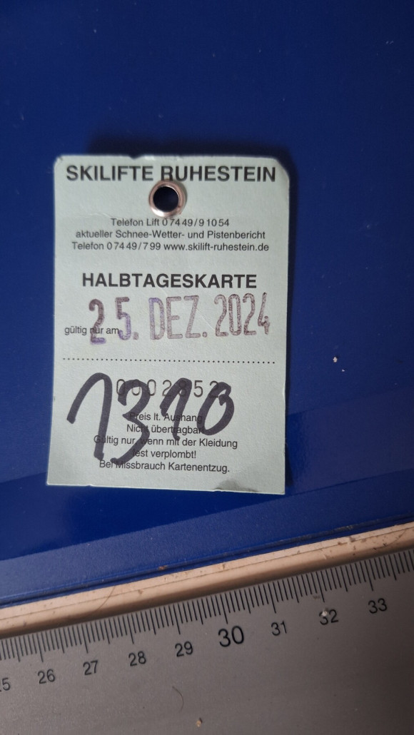 Für dieses Skiticket, welches man am Handgelenk befestigt bekommt, vergebe ich ein Nostalgie-Sternchen.