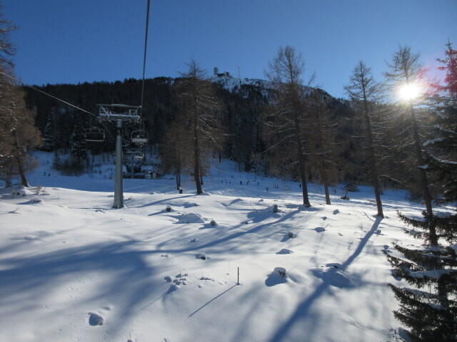 4-CLD Rifenal, rechts hinter den Bäumen der 2-SL Hütten, am Gipfel die Bergstation der 44-ATW Venet (2.208 m, LSAP)