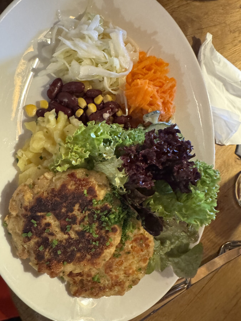 Salat mit Kaspressknödel in der empfehlenswerten Bassgeigeralm