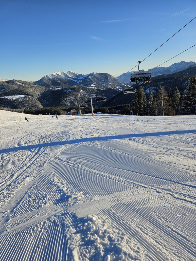 schöne, flache Pisten zum Einfahren, Schnee teilweise noch fluffig