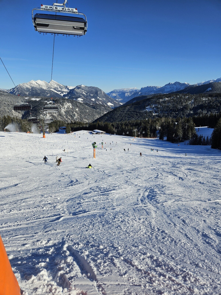 rechts die KSB Steinplatte, in der Mitte im Schatten die Talstation der Mösernbahn und groß im Bild die Kapellenbahn