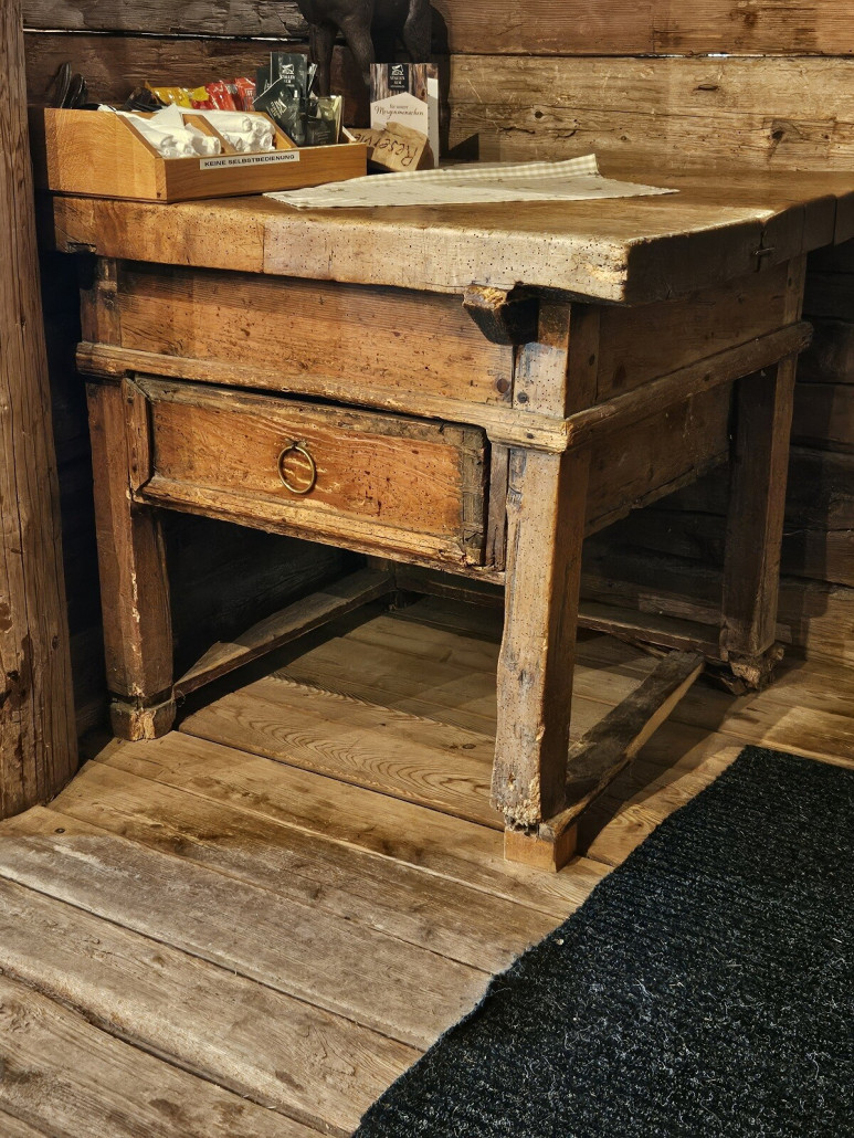 2 Pause. Bin zwar kein Experte, aber ein paar Stücke in der Stallenalm schauen echt alt aus. Wär vielleicht schon was für Bares für Rares...:-)