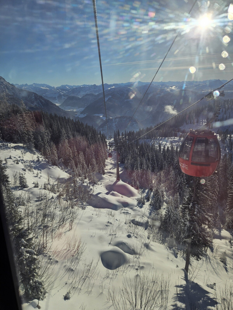 um halb drei vor dem großen run ins Tal.<br /><br />Fazit: der frühe Vogel fängt am ersten Weihnachtfeiertag den Wurm bzw. hat noch gute Pisten. So war das auch hier. In den ersten ein, zwei Stunden noch fluffig, weich, griffig. Danach kamen natürlich vermehrt glatte Stellen heraus. Nettes Gebiet für fast alle Ansprüche.