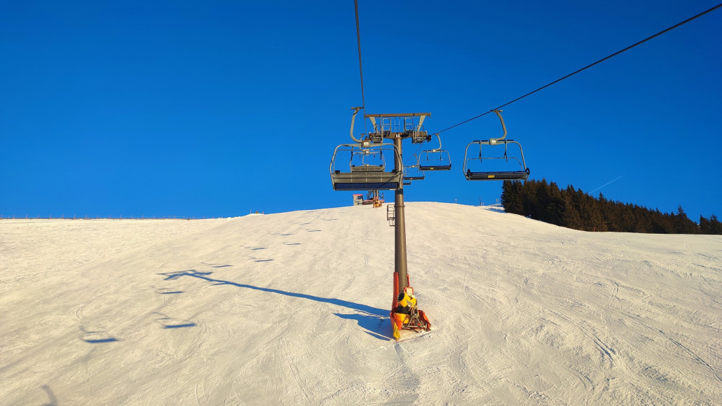 Es waren doch ein paar Abfahrten nicht zurechtgemacht. Lärchenhang war ebenfalls zu, aber Präpariert. Generell waren die geschlossenen Naturschneepisten sehr gut zum Fahren, es guckte eben ein wenig Grünzeugs raus. Teilweise auch fragwürdige Präparation mit Knollen, Brocken und tiefen Rändern auf der Piste.