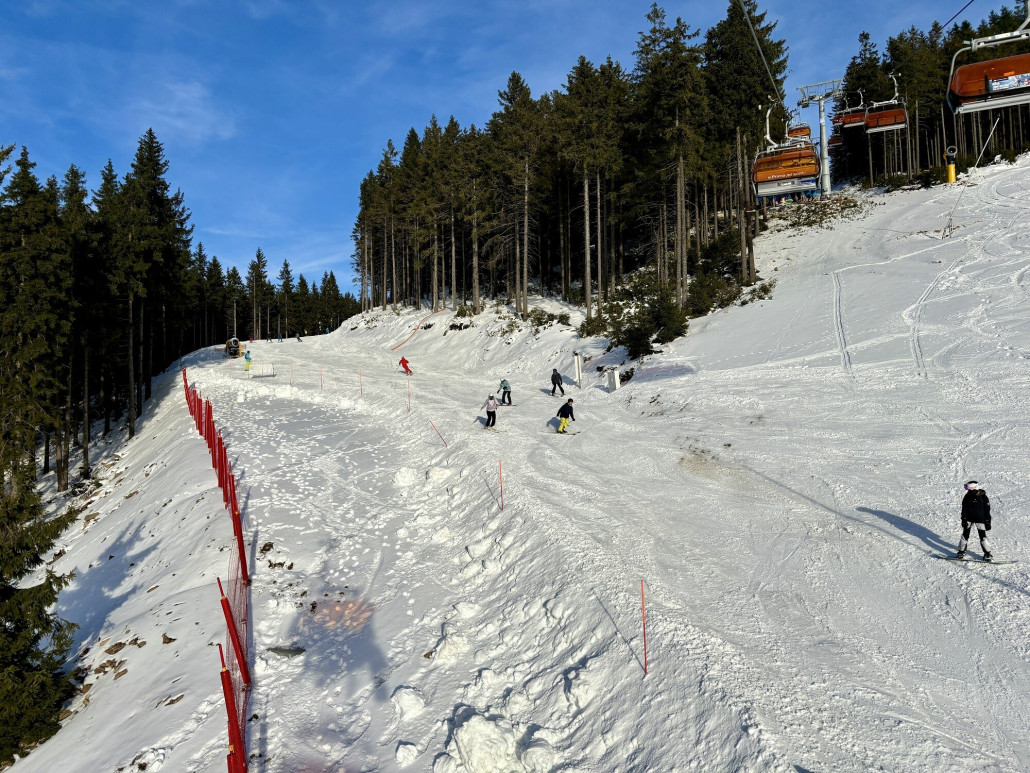Schneemangel an der Kreuzung von Lazenska mit Jachymovska