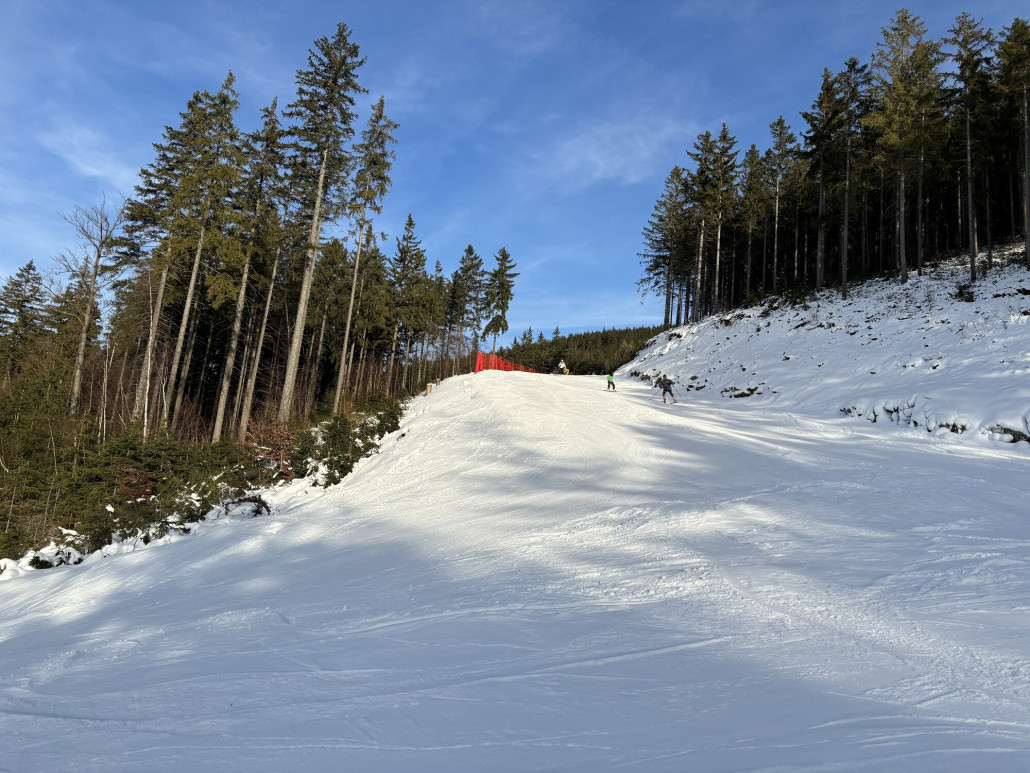 In der Kurve, diese vom Schnee wirklich top weil steinfrei und griffig