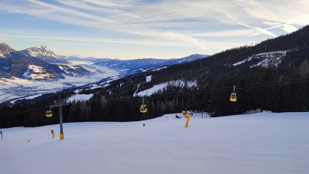 Unten Kalt, oben warm und sehr voll. Bereits kurz nach 8 eine 15 min Schlange um auf den Parkplatz in Haus zu kommen.