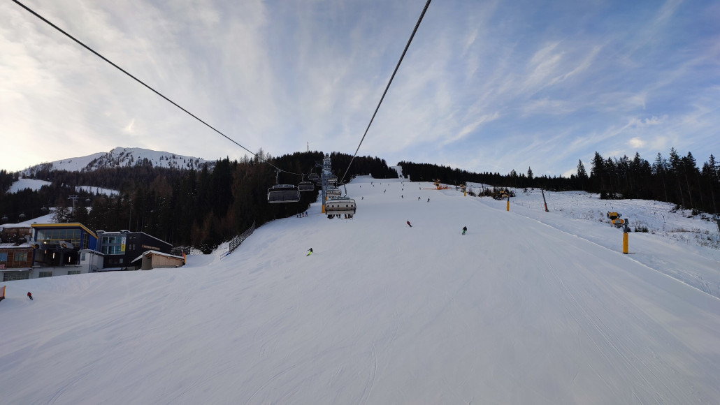 Immer wieder Eisplatten durchsetzen die Pisten mit etwas mehr Verkehr
