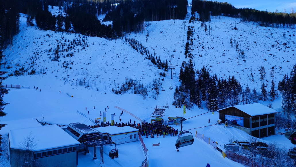 Mulde kurz vor 12. Der neue 8er (ca 5 min Anstehzeit) schaufelt eben gut was weg, was sich dann in der Mulde sammelt. Was muss da nur um 11 los gewesen sein?:D