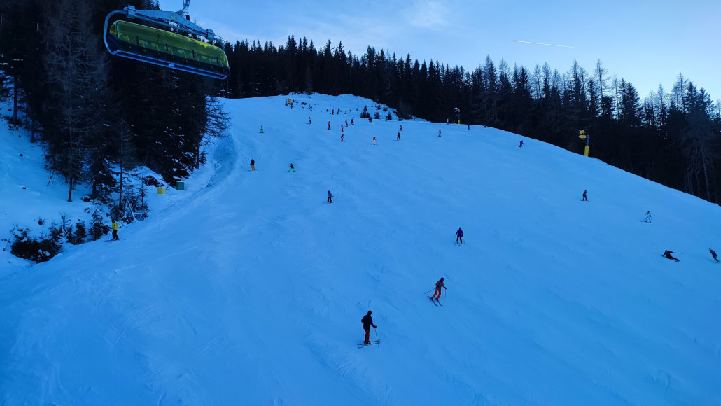 Lärchkogelabfahrt am Nachmittag. Sobald man auf die Hauptrouten kommt wird es bucklig und vor allem eisig. Talabfahrt Schladming war bis zum Zielhang gut.