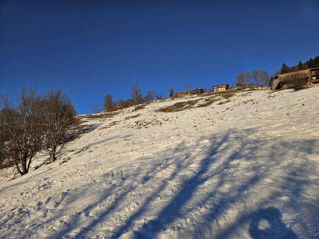 Viel zu wenig zur Info. Ohne Steinschie oder sehr zurückhaltender Fahrweise nicht zu empfehlen! Fuhr hier keine Kurven, sondern legte gleich direkt mit 170° um. Darunter im Wald und darüber sehr vorsichtige Kurvenfahrten mit dem neuen Maverick. Bis auf eine leichte schramme aber nichts passiert.