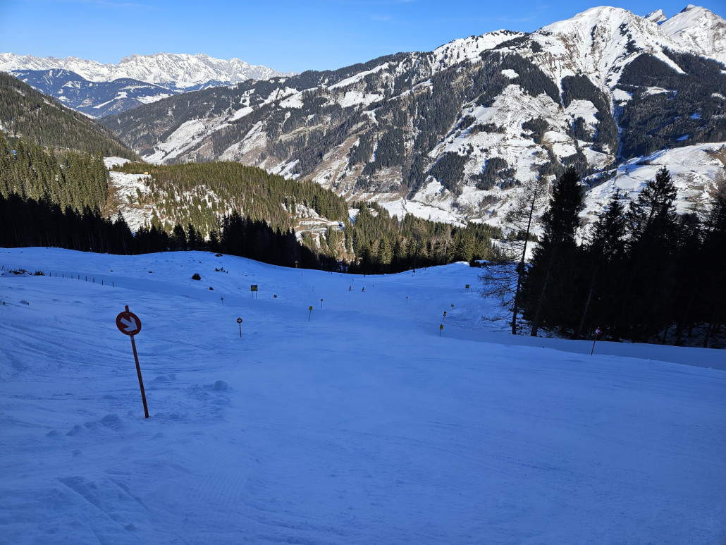 Gleich links auch sehr gut aussehende Piste.