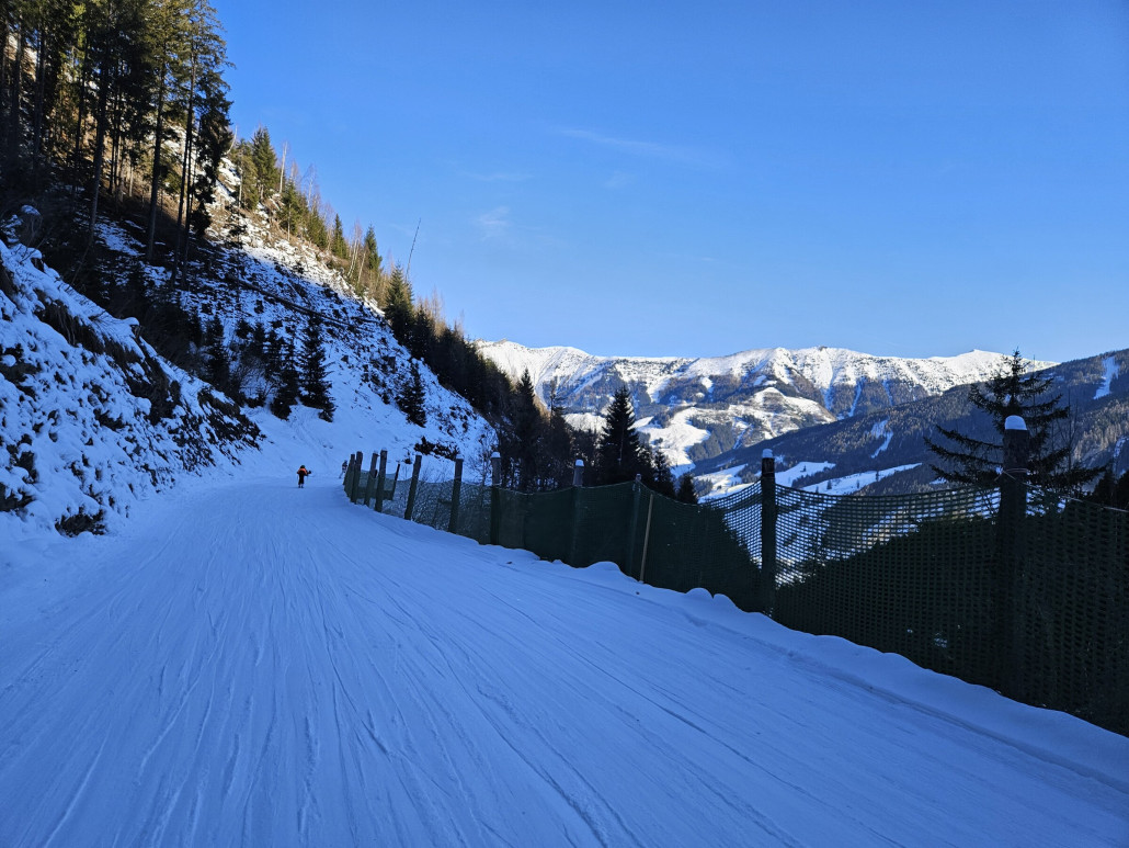 Diese gut aussehende Piste führt im Moment wieder zurück, da die Talabfahrt nach Rauris noch geschlossen hat.