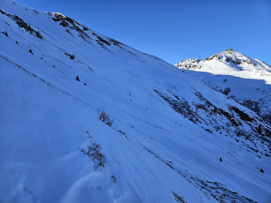 Rechts vom Gratlift sehr schönes Gelände, doch mit noch zu wenig Schnee. Allgemein ist die Schneelage im Gelände sehr bescheiden.