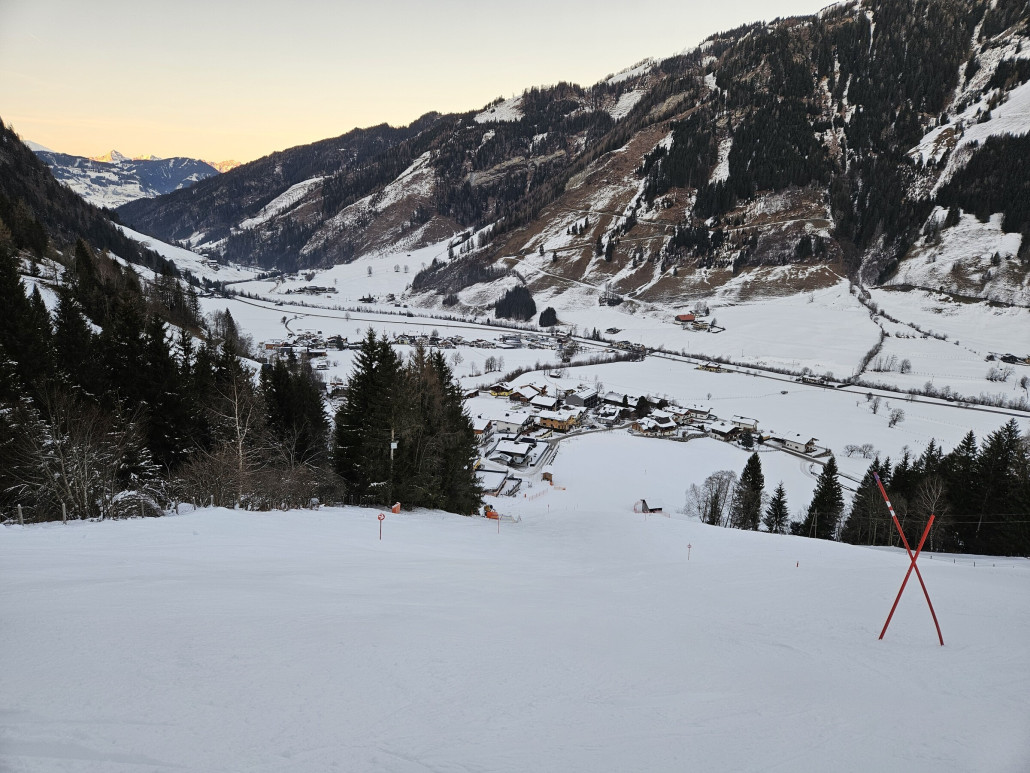 Rote Abfahrt an der Kreuzeckbahn mit vielen verschiedenen Pistenbedingungen, trotz ihrer kürze.
