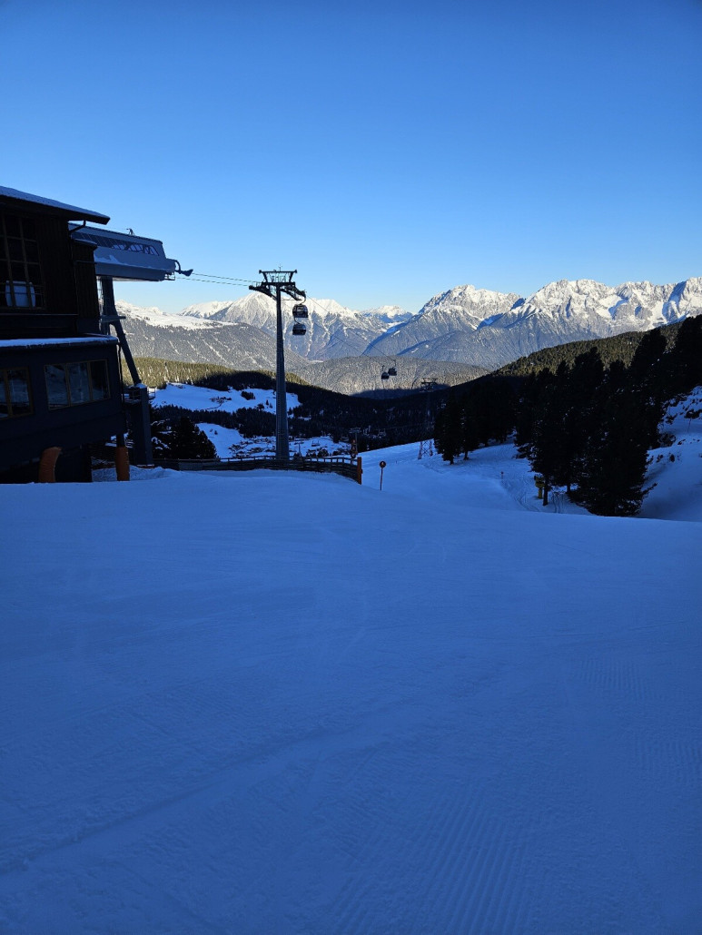 Im Schatten noch recht frisch, hier die Einfahrt Bergstation Ochsengartenbahn.