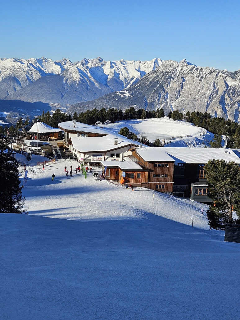 Ausblick auf die zentrale Stelle im Gebiet. Der Speicherteich im Hintergrund schon fast leer.