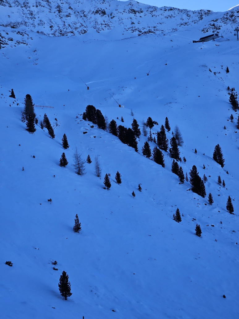rechts oben die Bergstation der Wetterkreuzbahn. Die Piste 13, die da runtergeht, schlängelt sich sehr abwechslungsreich durchs alpine Gelände. Aber halt ein Schattenloch.