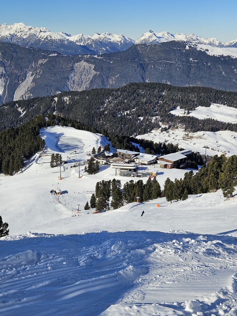 Ausblick auf die Piste 2, gut in der Sonne gelegen, schön zu fahren. Dahinter wieder die zentrale Stelle im Gebiet.