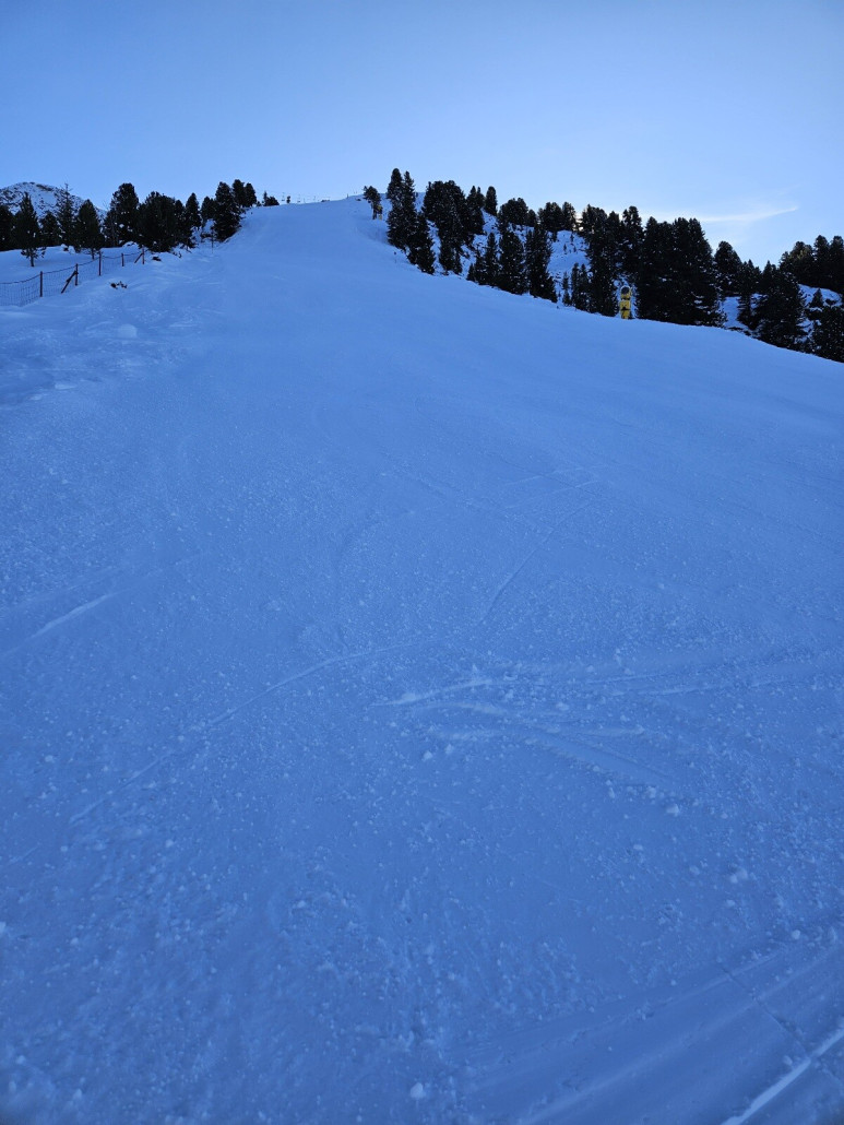 von früheren Besuchen wußte ich, daß die 8 eine sehr gute Piste ist. War auch da so. Guter, griffiger Schnee, mit die besten Fahrten des Tages.