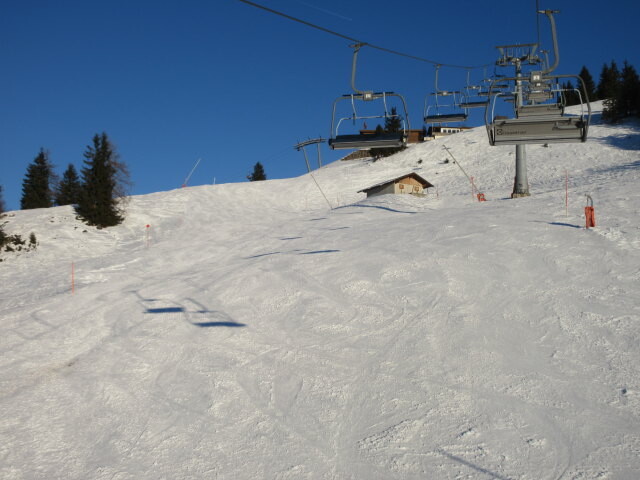 4-CLF Panorama Buchensteinwand, darunter die Abfahrt Panoramabahn, im Hintergrund die Bergstation des 4-CLD-B Buchensteinwand (1.440 m)