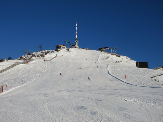 Brunellenfeldpiste, links der 6-CLD-B Brunellenfeld, dahinter die 40-ATW Horn Gipfel, rechts die 10-MGD Raintal
