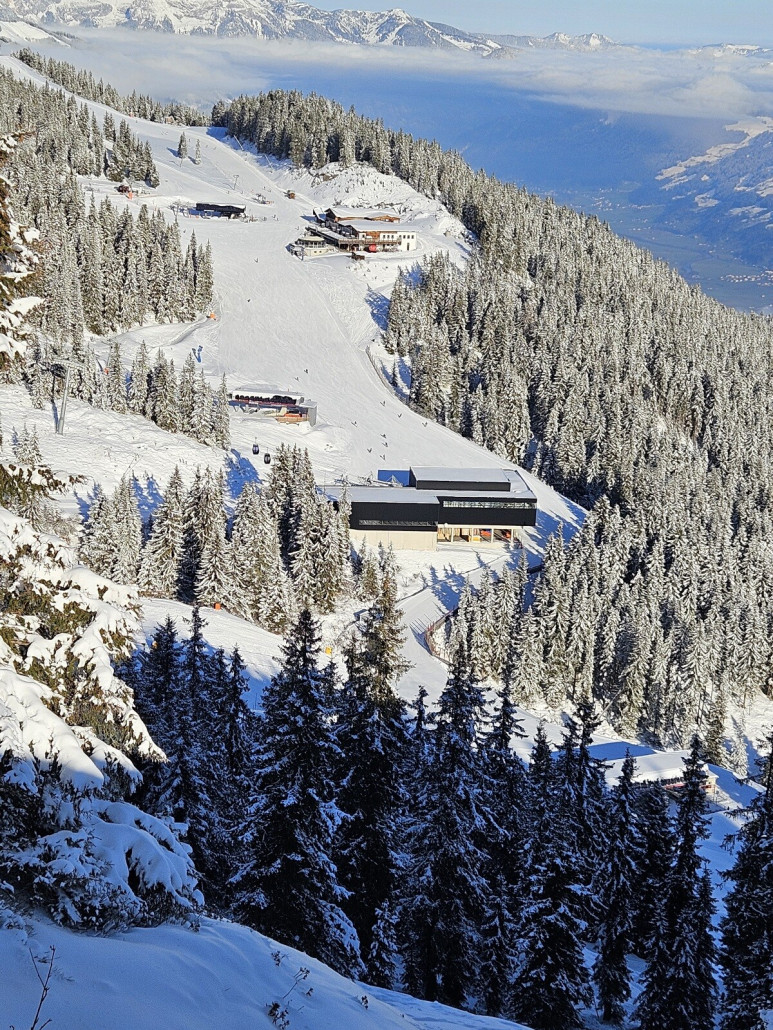 in der Bildmitte Talstation des Wimberg-Express, rechts unten, ganz versteckt die Talstation des Schnee-Express.