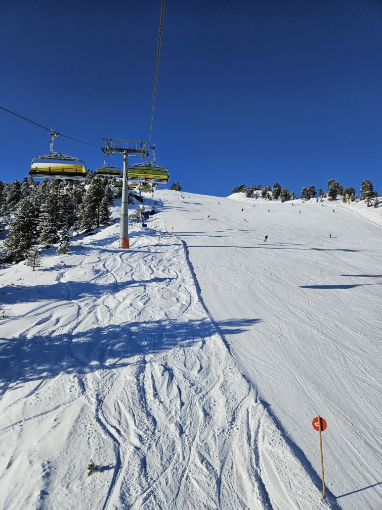 Kristall-Express mit seinen gelben Hauben