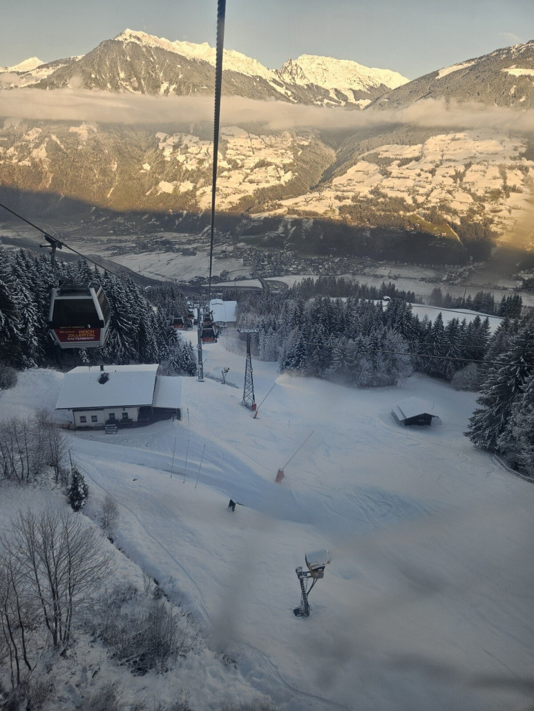 und wieder hinunter ins finstere Tal<br /><br />Fazit:<br />Es war nicht alles an Bahnen und Pisten offen, war aber kein Problem.<br />Das Gebiet ist ja sichtlich auf große Massen ausgelegt.<br />Somit haben die paar hundert Schifahrer (geschätzt nach den Autos am Parkplatz) natürlich gut verteilt.<br />Präpariert war richtig gut, Sonne war da, ein sehr cooler Tag.