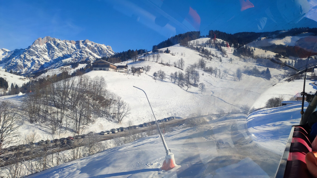 Die Ahornabfahrt war gesperrt, aber nicht abgesperrt. Etwas Dreck im ersten Hang, unten aber top. Hier die Rückfahrt zu den Liften Sinalco und Schwarzeckalm