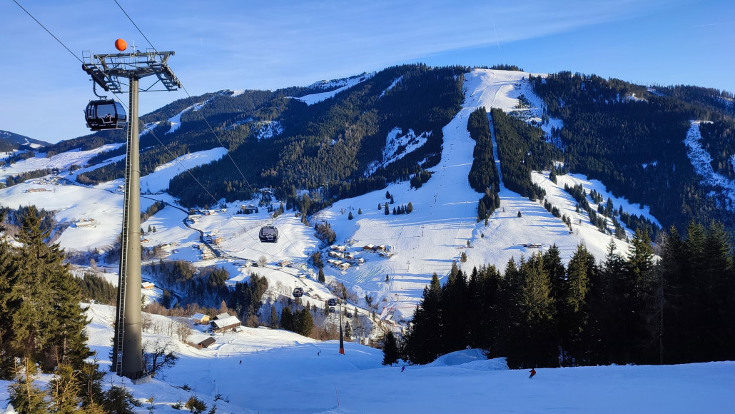 Blick auf Dienten: Gabühel war doch sehr aufgeweicht, Bürgalmabfahrt so wie alles steilere vielbefahrenen Gelände im Skigebiet abgerutscht und eisig. Unten wieder besser.