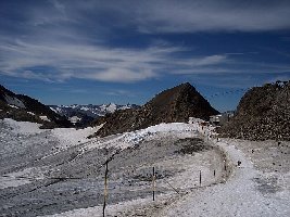 Blick zum kleinen Isidor mit Gaißkarschlepper und dem Weg zum Windachferner bzw. Jochdole.
<br />Auch dort wieder Abdeckmatten.