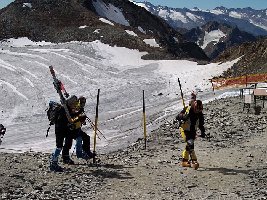 ...auch ein  Problem dort oben. Vom Windachferner muß man zurück zur EUB laufen. Viele Skier waren eh nicht dort, das meiste waren Mannschaften. Zu den Springern aus Kasatan gibts später noch ein paar Bilder.