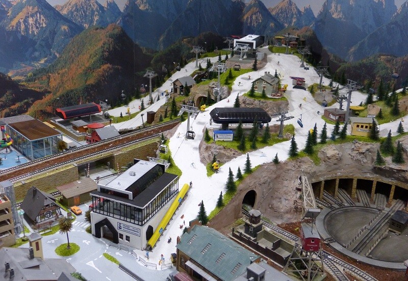 Und hier ist sie, die neue 10-EUB D-Line Hausbergbahn mit ihren schwarzen und weißen Kabinen sowie die neuen Talabfahrten