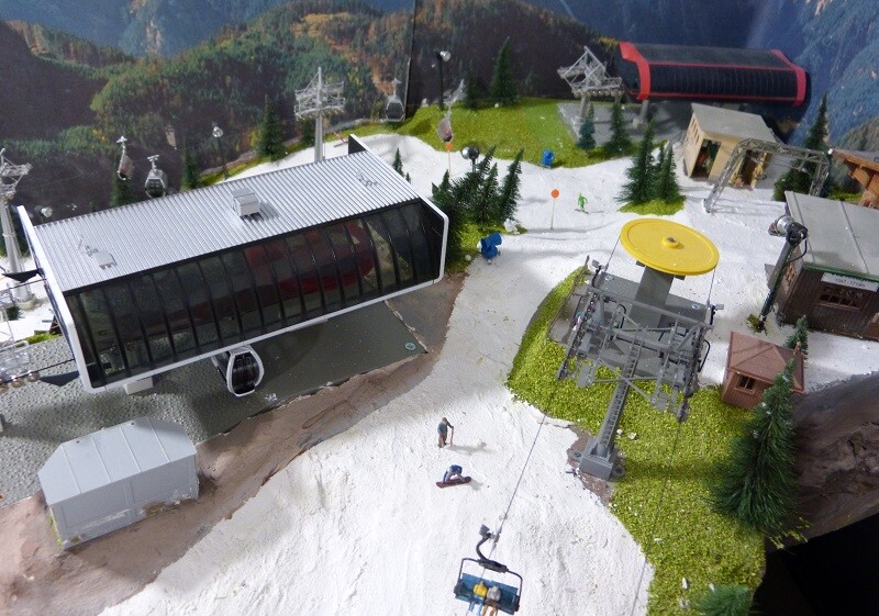 Bergstation auf dem Hausberg. Hier fehlen noch ein paar Absperrgitter. Im Vordergrund kommt die 4-CLF Kreuzwankel und von hinten die DSB Gudiberg von der Bergstation der Eckbauer Kombibahn ebenfalls auf dem Hausberg an