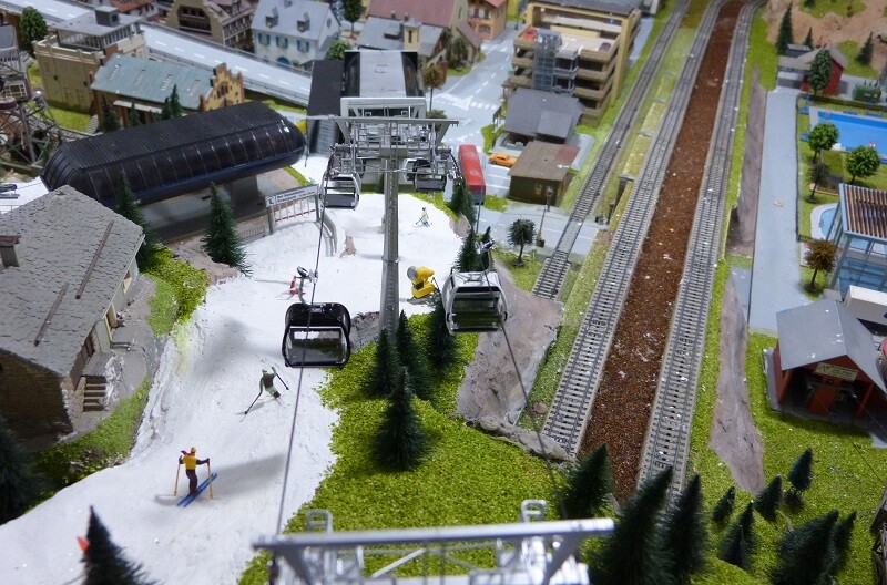 Blick von oben auf die neue Talabfahrt. Von dieser kommt man auch zum Einstieg der 6-KSB Kreuzjoch-Express. Der Einstieg beim Kreuzjoch-Express wurde im Zuge des Umbaus auf die andere Seite verlegt. Damit passt es jetzt auch besser zur Fahrtrichtung.