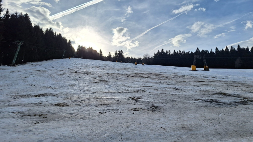 Auf dem Weg zum Parkplatz ein Blick zum Lift Markbuchen 1, der tatsächlich bis gestern auch noch in Betrieb war. Wie in Grün-Maibrunn: Schwierig vorstellbar.