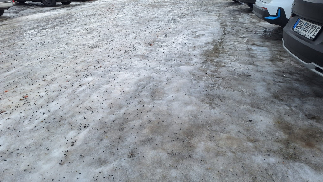 Die letzte Challenge des Tages: Der komplette Parkplatz ist mit einer dicken Eisschicht überzogen. Einige Gäste stürzen bereits, bevor sie erstmals die Ski an den Füßen haben.