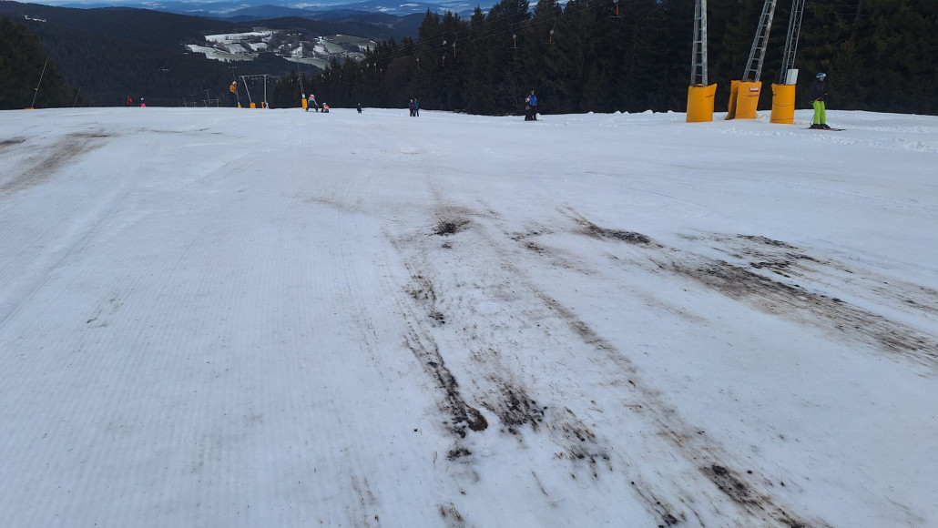 Oben ist die Schneelage am schlechtesten. Hier mussten große braun-grüne Stellen umfahren werden.