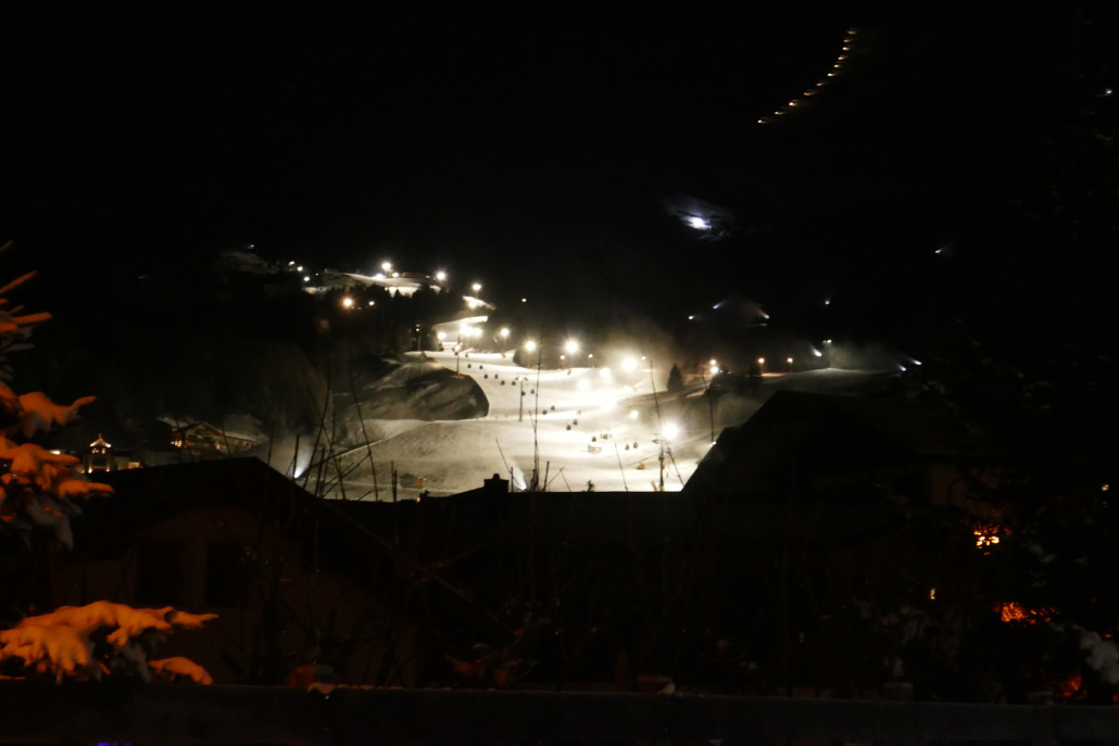 Nachtski vom Dorf aus gesehen