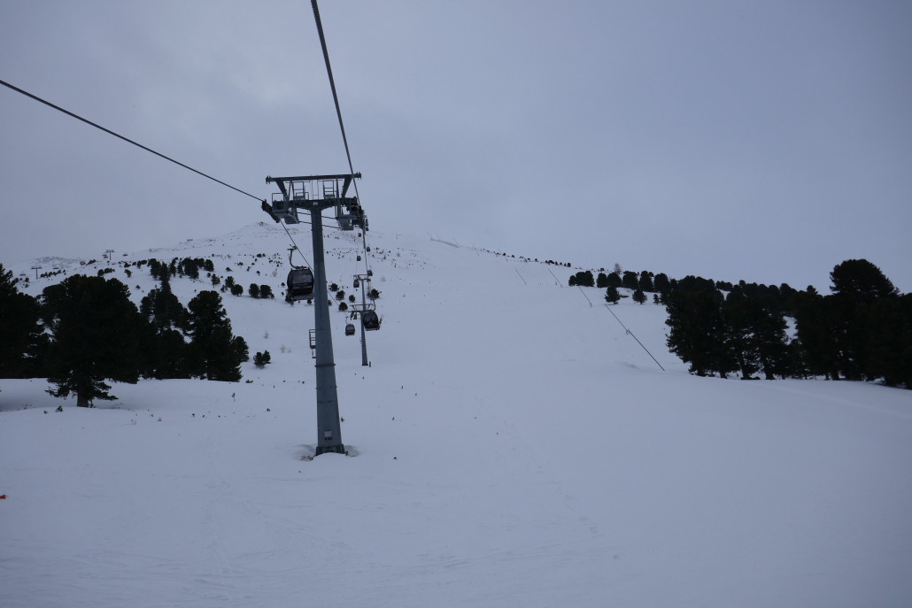 Almbahn mit schlechtem Kontrast und noch geschlossener Adlerpiste