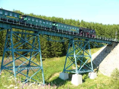 Originelle Zufahrtsmöglichkeit per Dampfeisenbahn vom Norden her