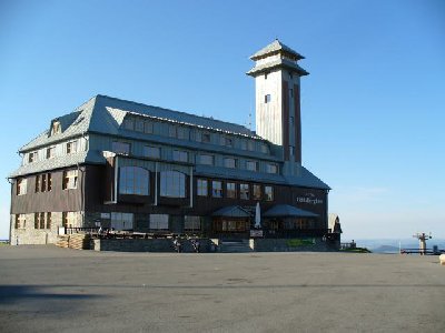 das Fichtelberghaus mit dem schönen Turm - ca. 40 m hoch