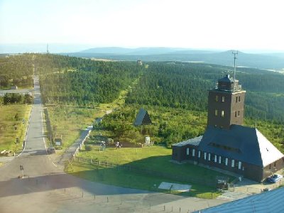 das iss glaub ich jedenfalls ne Wetterstation, daneben die Zufahrtstrasse  und dahinter der Kleine Fichtelberg. da geht ne alte ESL rauf