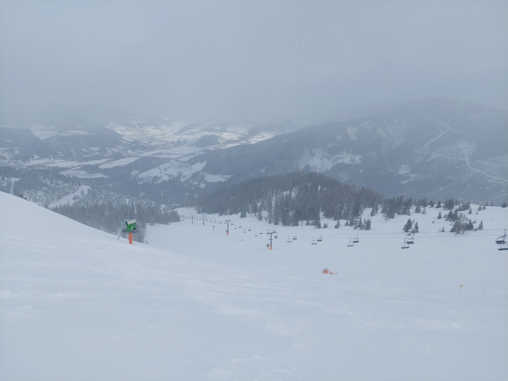 Blick auf die dazugehörigen Abfahrten mit dem Ennstal im Hintergrund