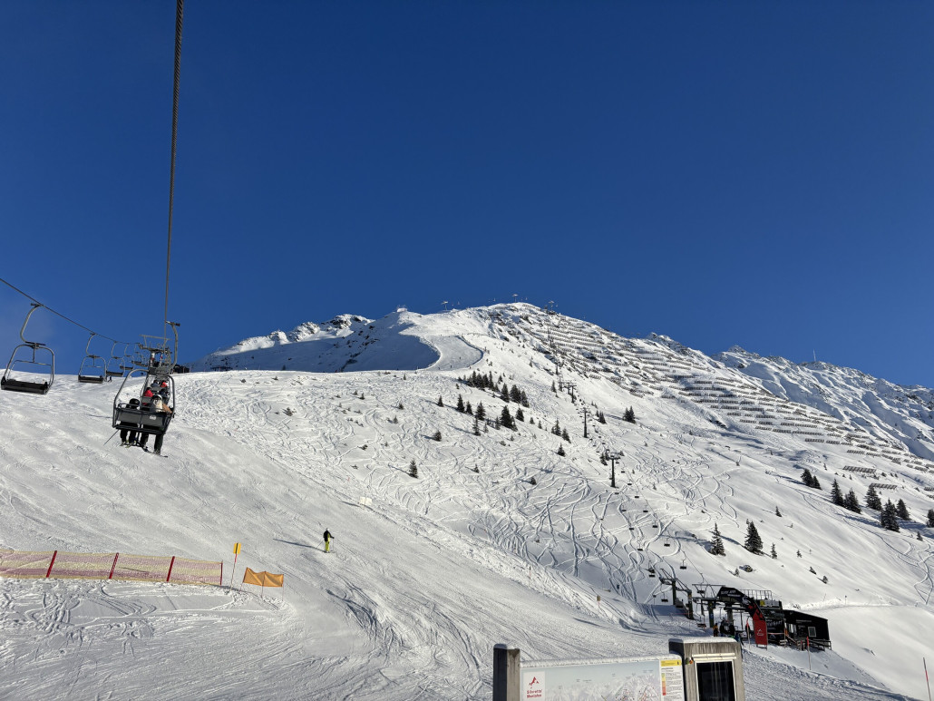 Sennihang im strahlenden Mittagslicht