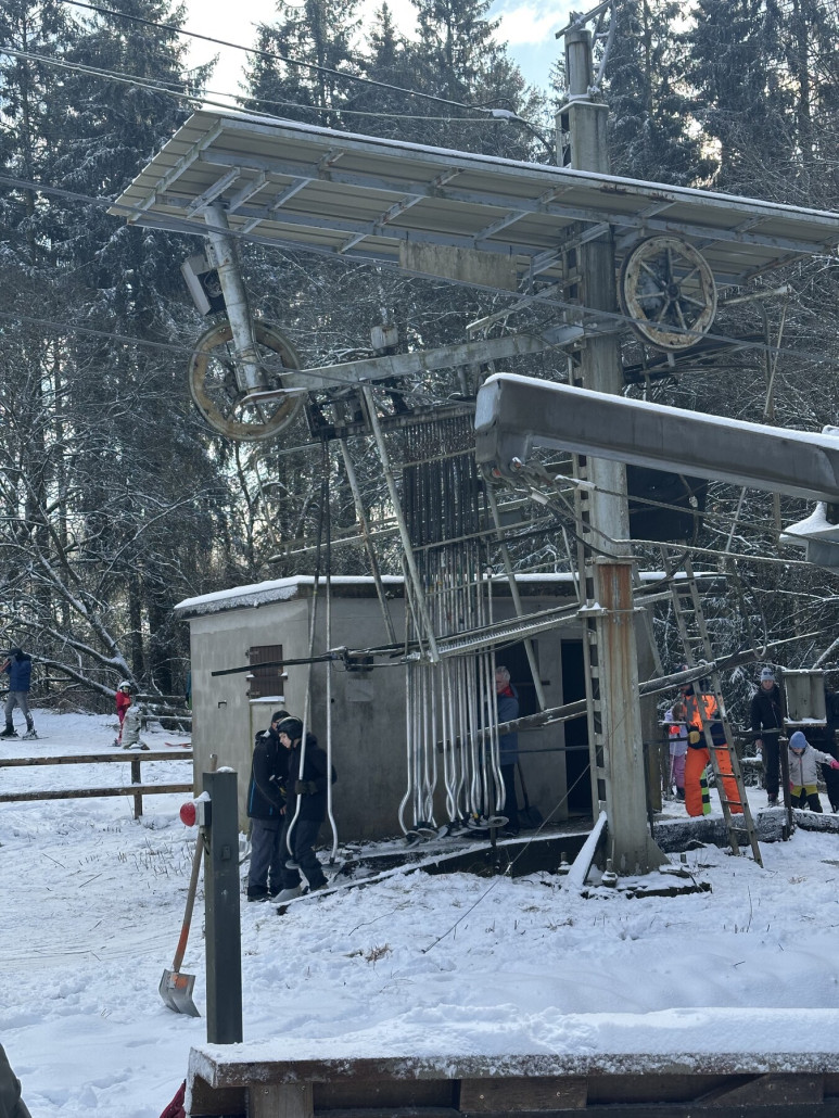 Poma-Talstation. Zwei-Mann-Bedienung (einer am Seilzug)