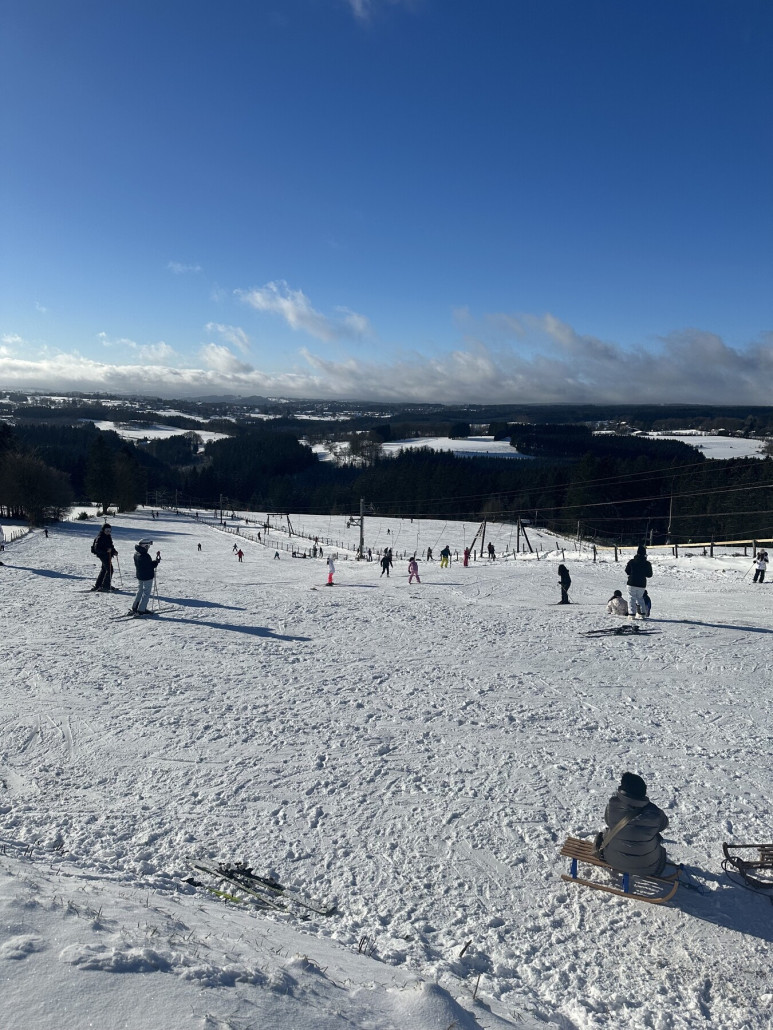 Blick auf die grüne Piste, unten rechts die blaue Piste erkennbar