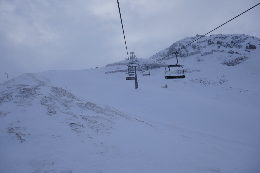 Obere Scheid. Neben der Piste abgeblasen und auf der Piste noch steinig